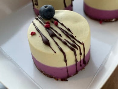 Raw blackcurrant banana mini-cakes with chocolate drizzle