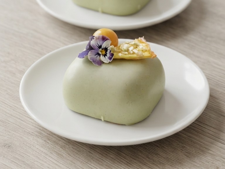 Raw matcha ananas mini-cakes with edible flowers