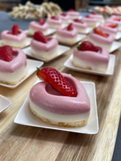 Raw mini-cakes with strawberries on plates